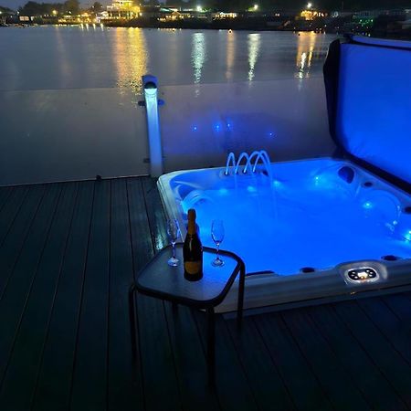 Lakeside Holiday Home With Hot Tub Tattershall Bagian luar foto
