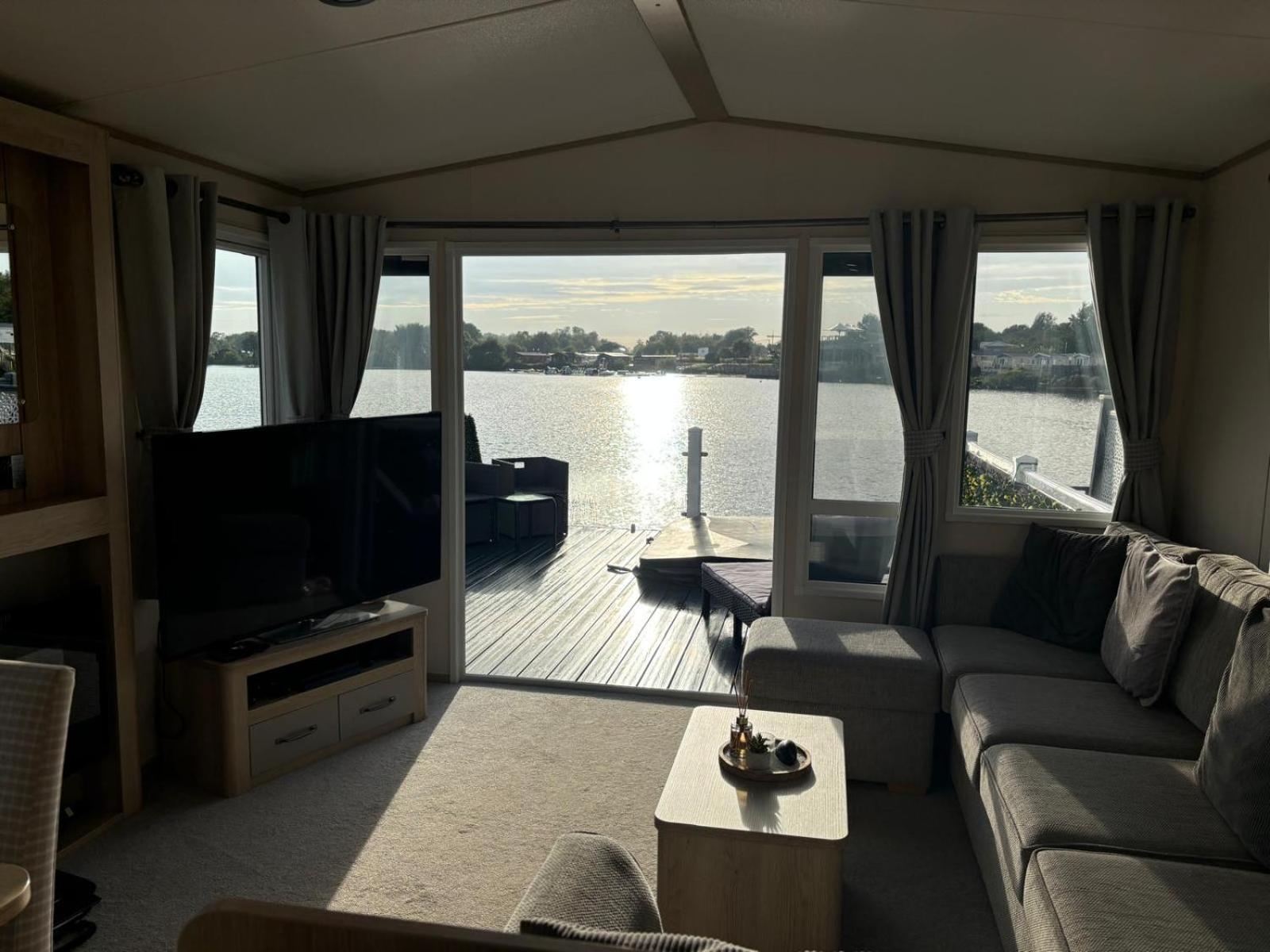 Lakeside Holiday Home With Hot Tub Tattershall Bagian luar foto
