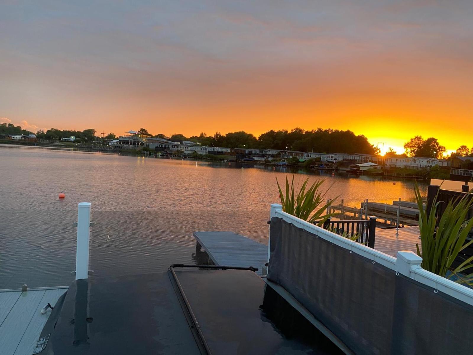 Lakeside Holiday Home With Hot Tub Tattershall Bagian luar foto