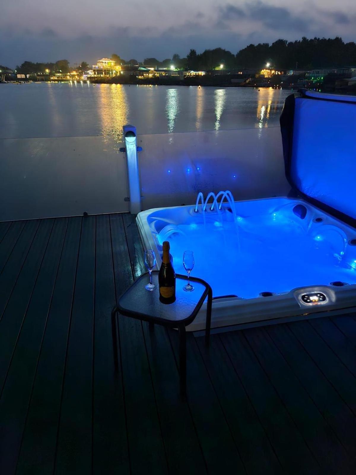 Lakeside Holiday Home With Hot Tub Tattershall Bagian luar foto