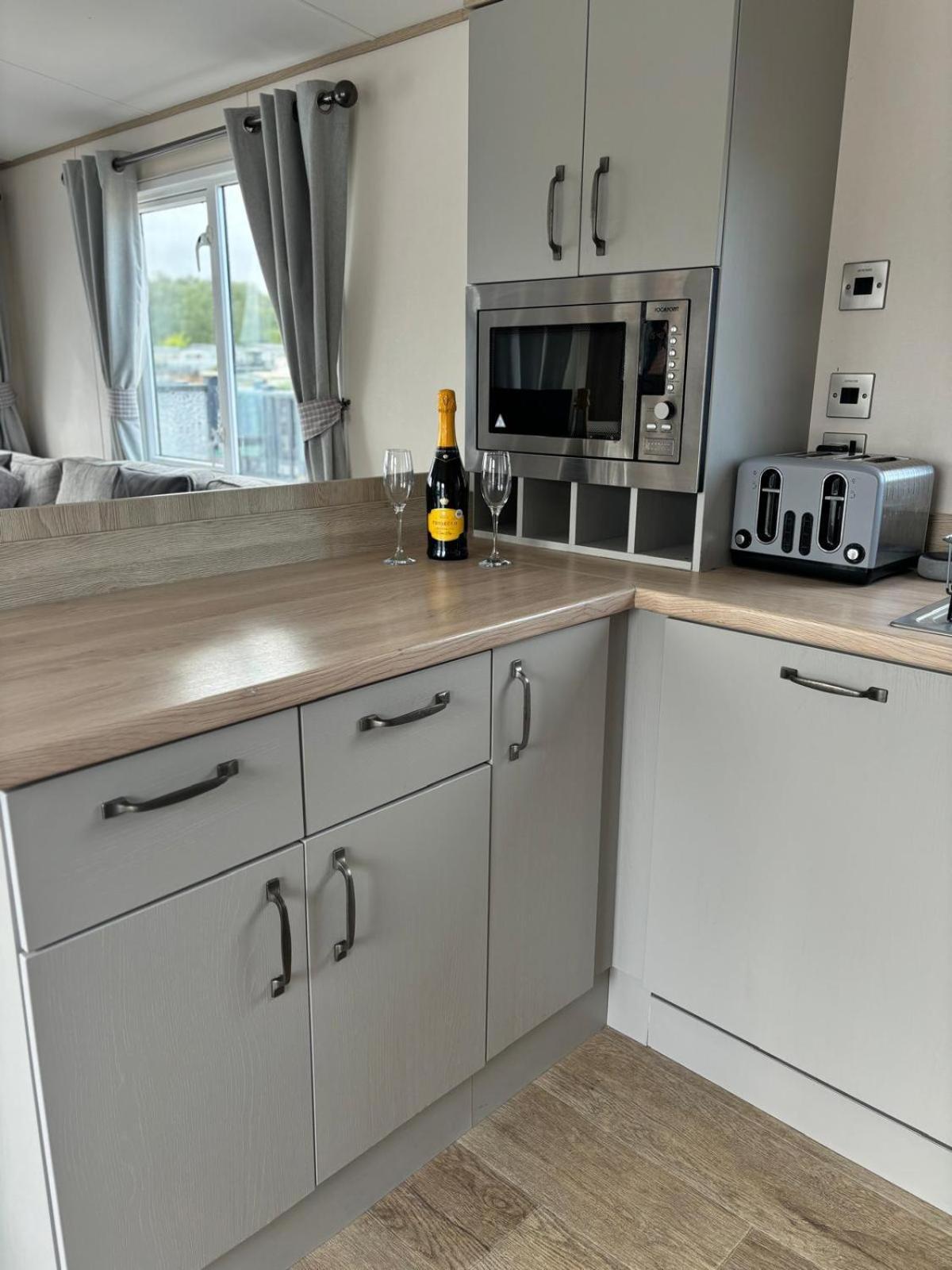 Lakeside Holiday Home With Hot Tub Tattershall Bagian luar foto