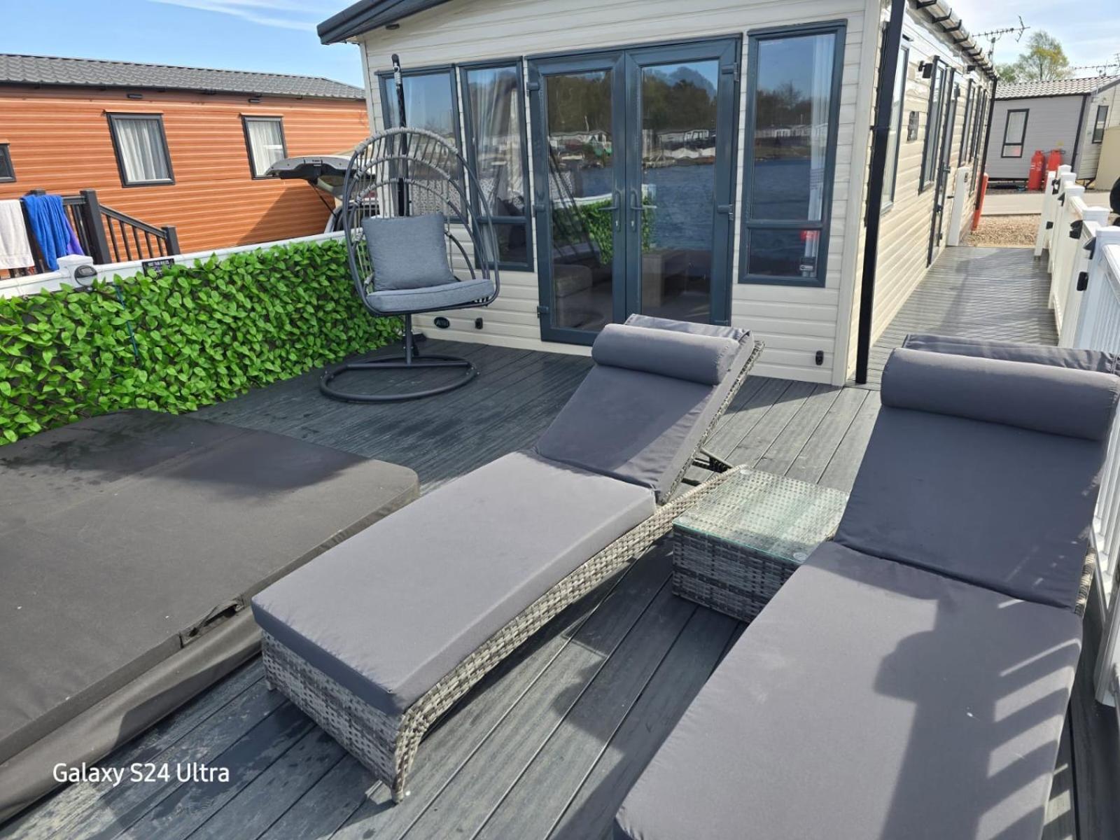 Lakeside Holiday Home With Hot Tub Tattershall Bagian luar foto